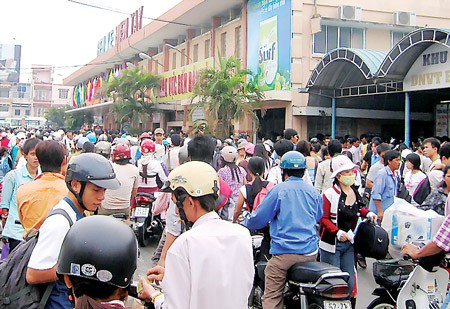 Thousands of people wait for buying tickets at the Eastern Bus Station in Ho Chi Minh City on April 30. (Photo:SGGP) Thousands of people wait for buying tickets at the Eastern Bus Station in Ho Chi Minh City on April 30. (Photo:SGGP)